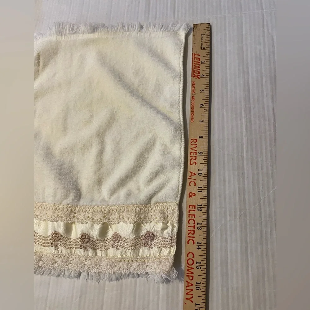 The Avanti Look 1978 lace floral trim USA VTG hand towel